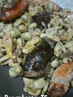 Una foto de Habas con cebolla y embutidos