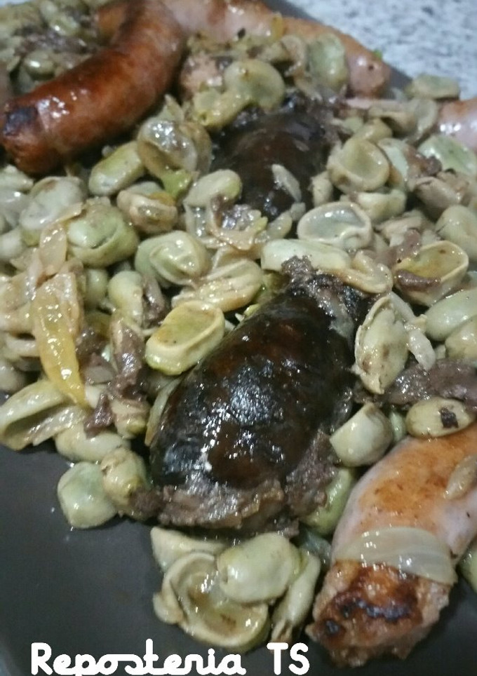 Una foto de Habas con cebolla y embutidos