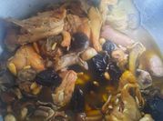 Una foto de pollo de corral con champiñones