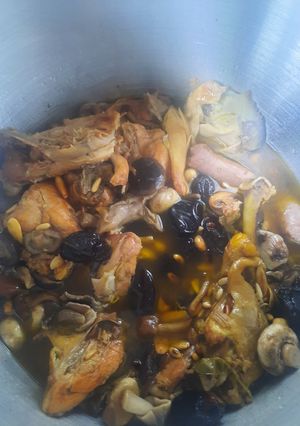 Una foto de Pollo de corral con setas y ciruelas