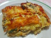 Una foto de lasagna vegetariana con espinaca