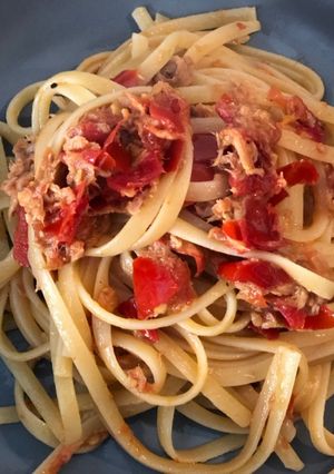 รูปของ พาสต้า (Linguine) กับมะเขือเทศและทูน่า