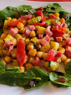 Una foto de Ensalada de garbanzos, espinacas, calabacín y jamón