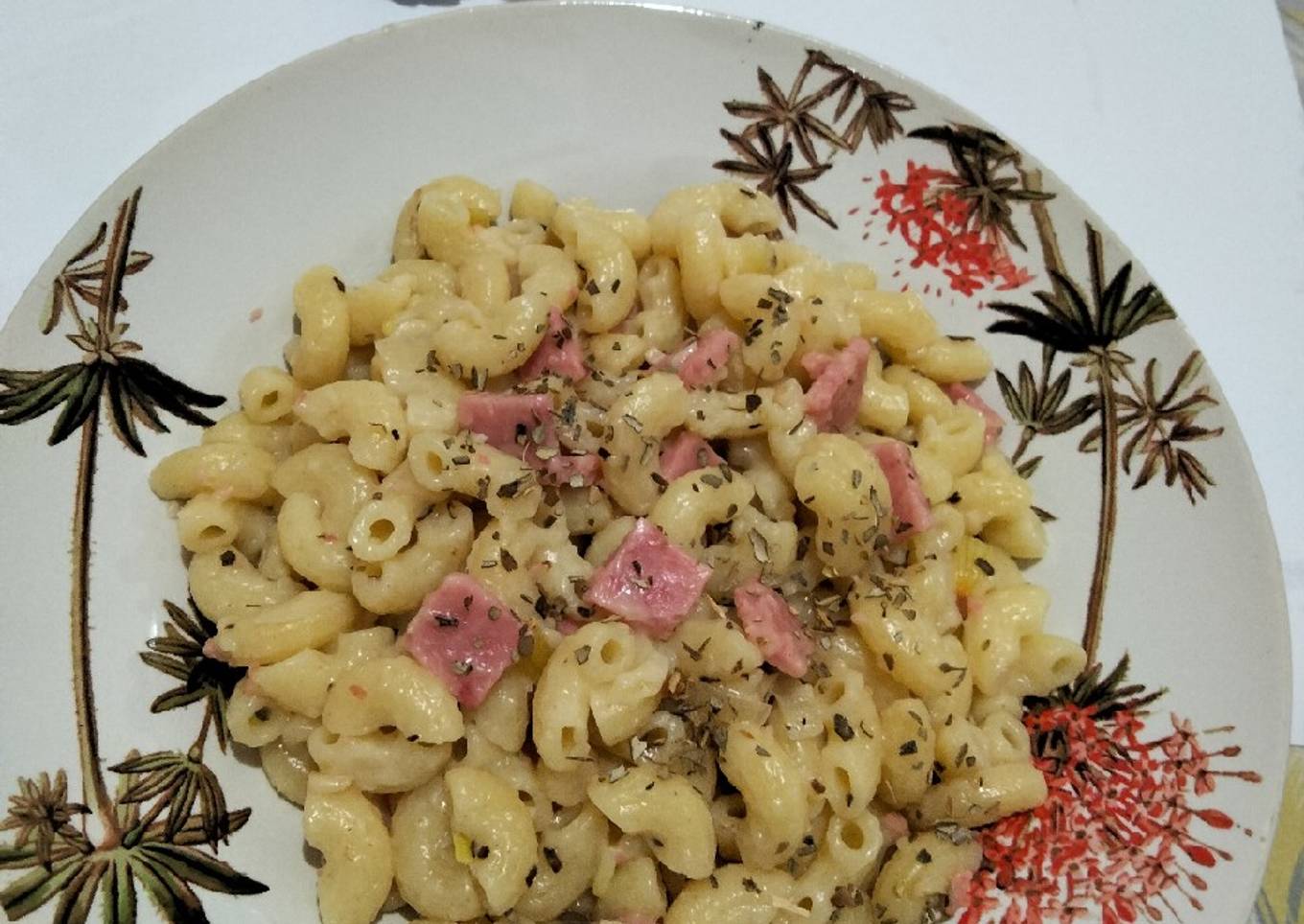 Macaroni pasta carbonara