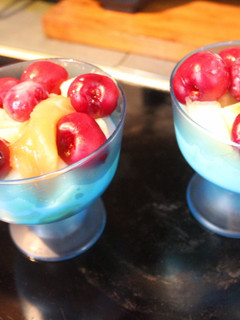 Una foto de Melón con cerezas y yogurt liquido