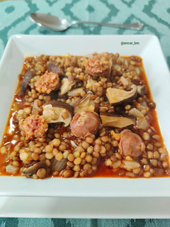 Una foto de Lentejas con choricitos picantones y setas shiitake