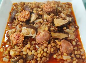 Una foto de Lentejas con choricitos picantones y setas shiitake