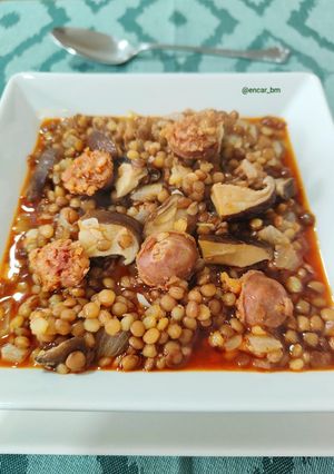 Una foto de Lentejas con choricitos picantones y setas shiitake