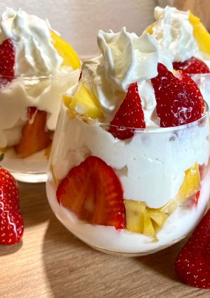 Une photo de Trifle fraises, mangue, coco