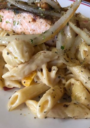 Una foto de Pasta con salmón a la sartén