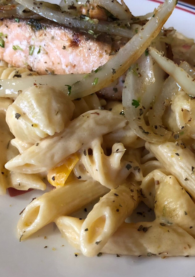Una foto de Pasta con salmón a la sartén