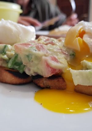 Una foto de Huevo poche con guacamole