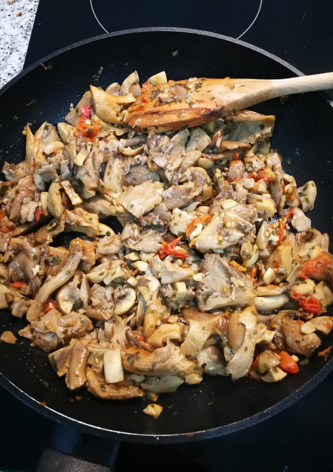 Una foto de Setas y champiñones salteados 🍄🍴