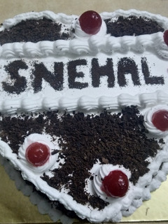 ब्लॅक फॉरेस्ट केक (black forest cake recipe in marathi) रेसिपी चे मुख्य फोटो