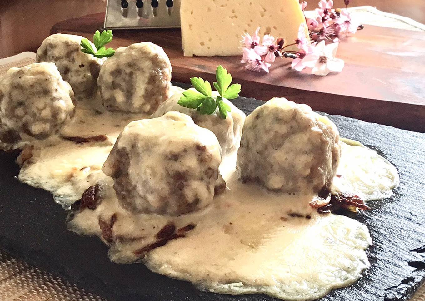 Albóndigas en salsa de queso