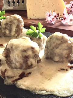 Una foto de Albóndigas en salsa de queso