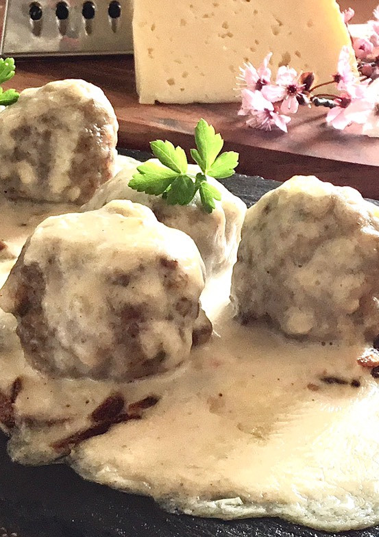 Una foto de Albóndigas en salsa de queso