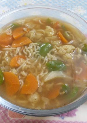 A picture of Clear vegetables noodle soup.