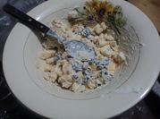 Una foto de ensalada de manzana y pasas