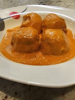 Una foto de Albóndigas de rape y gambones en salsa de piquillo