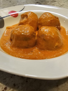 Una foto de Albóndigas de rape y gambones en salsa de piquillo