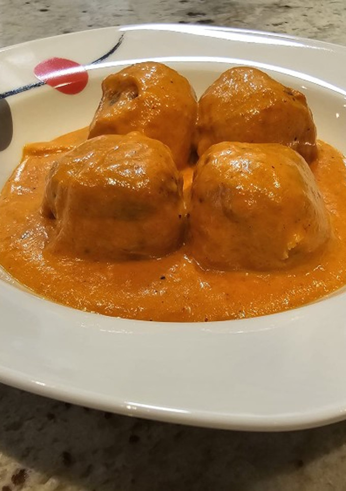 Una foto de Albóndigas de rape y gambones en salsa de piquillo