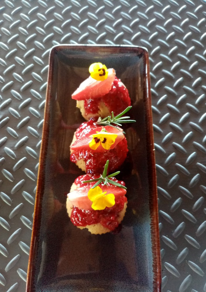 Una foto de Garibaldis 🧁🍒con jalea de frutos rojos🍓😋👌