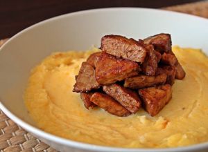 Una foto de Puré de patata y calabaza con tempe