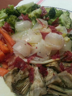 Una foto de Cena ligera - verduras al vapor con jamón crujiente