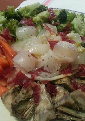 Foto principal de Cena ligera - verduras al vapor con jamón crujiente