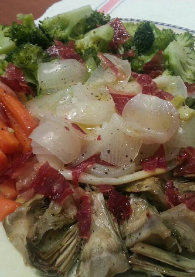 Una foto de Cena ligera - verduras al vapor con jamón crujiente