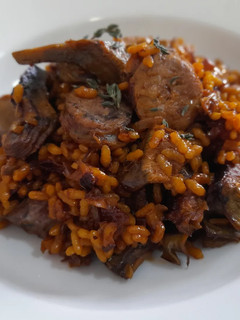 Una foto de Arroz seco de butifarra de setas y alcachofas