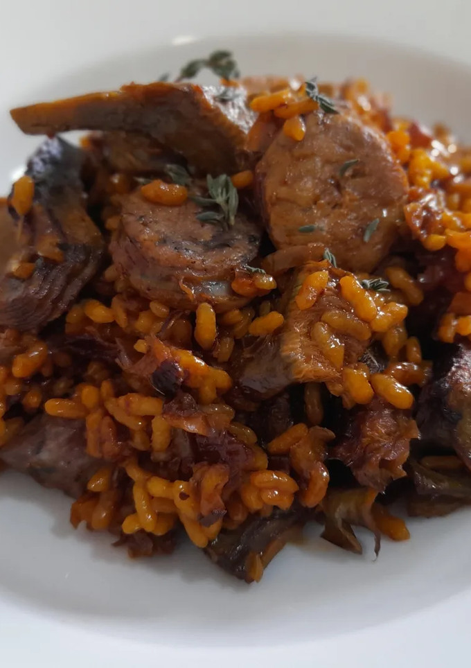 Una foto de Arroz seco de butifarra de setas y alcachofas