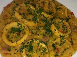 Una foto de Arroz con calamares 🍚🦑