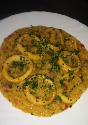 Una foto de Arroz con calamares 🍚🦑