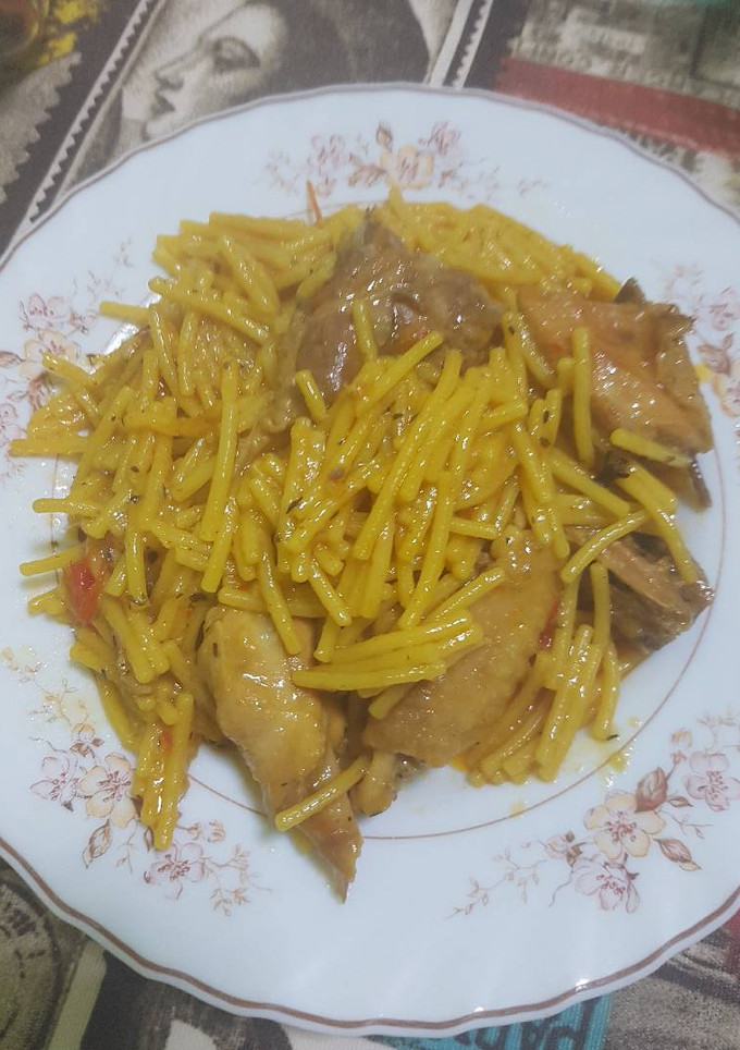 Una foto de Gallina con fideos