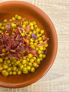Una foto de Guisantes con crujiente de jamón serrano
