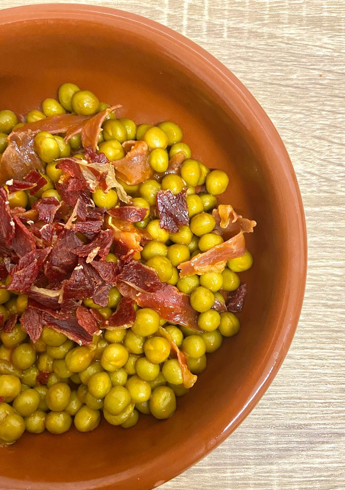 Una foto de Guisantes con crujiente de jamón serrano