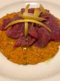 Tagliata cruda di tafelspitz su salsa di pomodoro cruda
