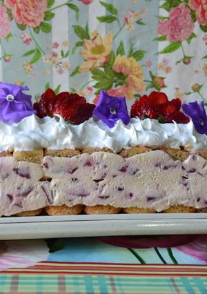 Una foto de Postre de frutillas,crema,mascarpone y merengue🤩