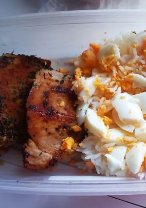 Una foto de Churrasco de carre de cerdo con arroz y huevo