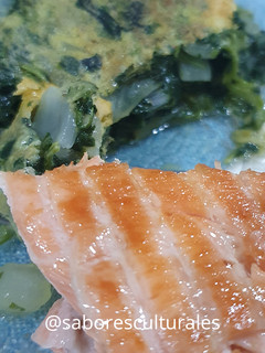 Una foto de 🌿 🧡 Salmón con tortilla de espinacas