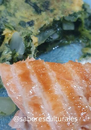 Una foto de 🌿 🧡 Salmón con tortilla de espinacas