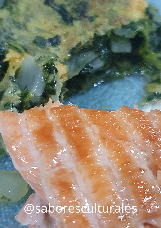 Una foto de 🌿 🧡 Salmón con tortilla de espinacas