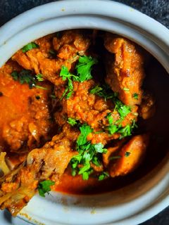 বাদাম গুঁড়ো দিয়ে চিকেনের কারি(chicken curry recipe in Bengali) রেসিপির প্রধান ছবি