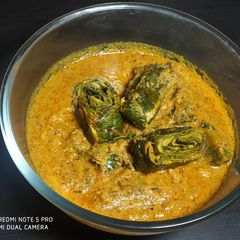 A picture of Arbi ki patte ki pakawri curry.