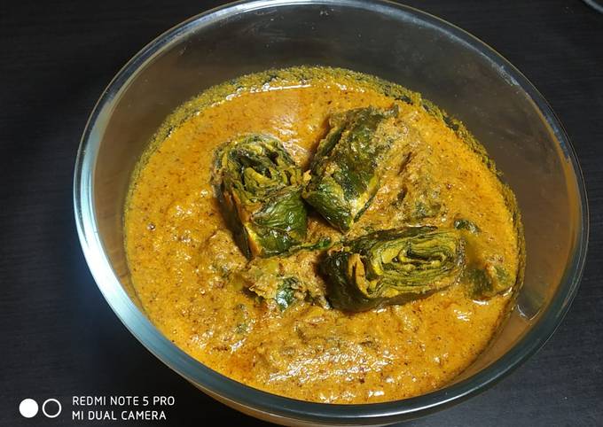 Recipe of Thomas Keller Arbi ki patte ki pakawri curry