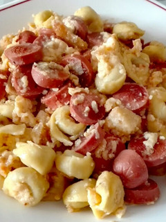 Una foto de Revuelto de tortellinis con salchichas