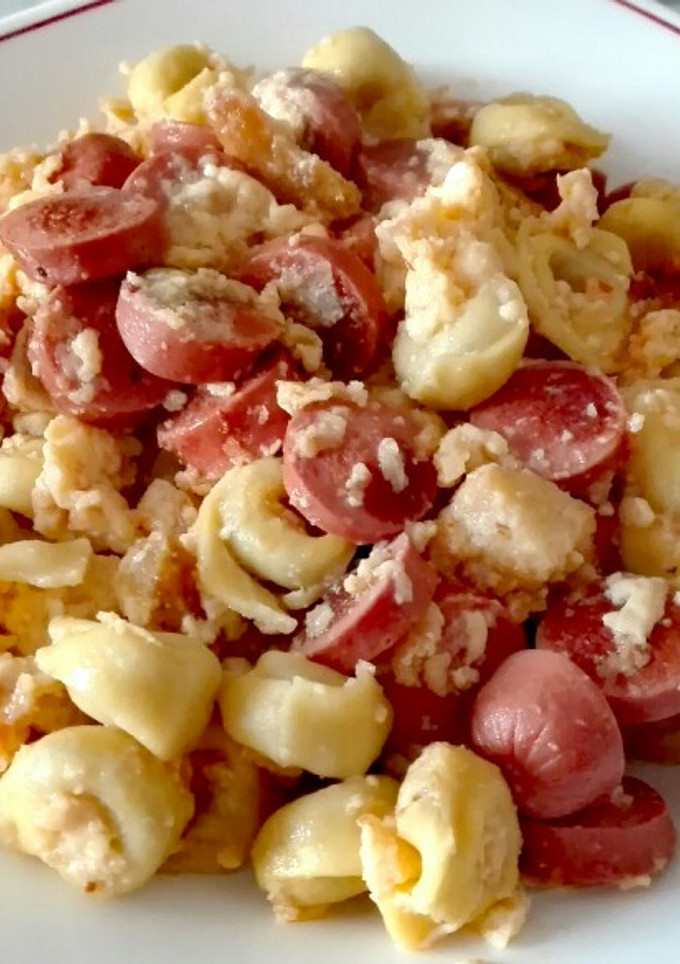 Una foto de Revuelto de tortellinis con salchichas