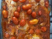 Una foto de merluza tomates cherry
